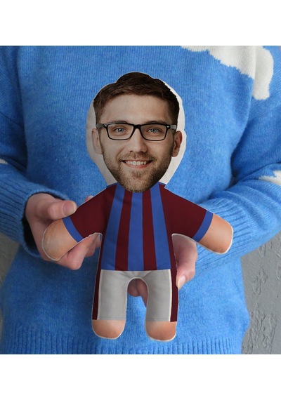 BK Gift Kutusunda Kişiye Özel Fotoğraflı Bordo-Mavi Futbolcu Bebek Yastık – Arkadaşa, Sevgiliye, Doğum Gününe