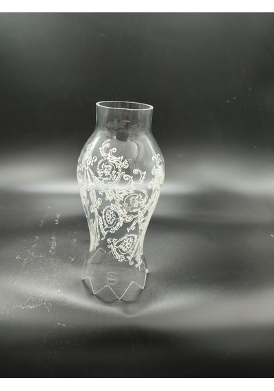 Avize Lamba Camı.beyaz Motifli,ağız Kısmı Kesmeli Alt Yuva Çapı:5.50 Cm-h:21.50 Cm E.14 Ve E.27 Mum Ampul Ve Normal Ampule Uygundur. 1
