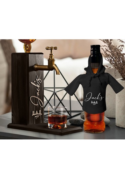 Bk Gift Kişiye Özel Kabartma İsimli Musluklu Doğal Ahşap İçki Standı Ve Siyah İçki Şişesi Tişörtü Hediye Seti, Home Bar, Viski Çeşmesi, Ahşap İçecek Ç