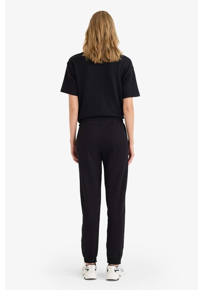 Defacto Basic Düz Cepli Normal Bel Kalın Jogger Eşofman Altı V2700az25aubk81 Siyah Defacto Basic Düz Cepli Normal Bel Kalın Jogger Eşofman Altı V2700az25aubk81 Siyah