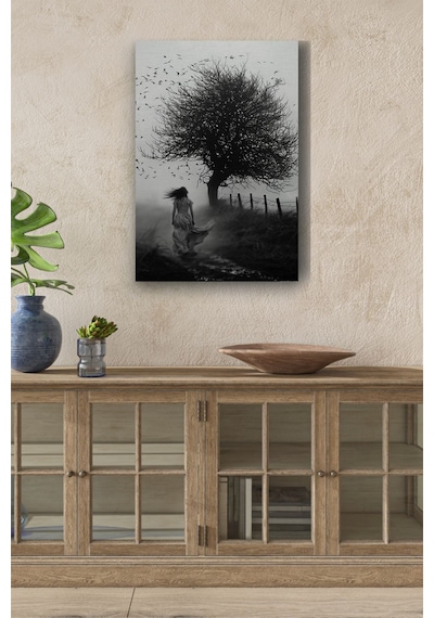 Siyah Beyaz Ağaca Yürüyen Kadın Yağlı Kanvas Tablo