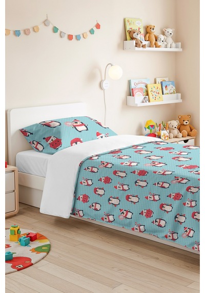 Evimde Bambaşka Penguen Mavi Erkek Çocuk Odası Tek Kişilik Pike Takımı - Kış Desenli 160x220 CM Yatak Örtüsü Evimde Bambaşka Penguen Mavi Erkek Çocuk Odası Tek Kişilik Pike Takımı - Kış Desenli 160x220 CM Yatak Örtüsü