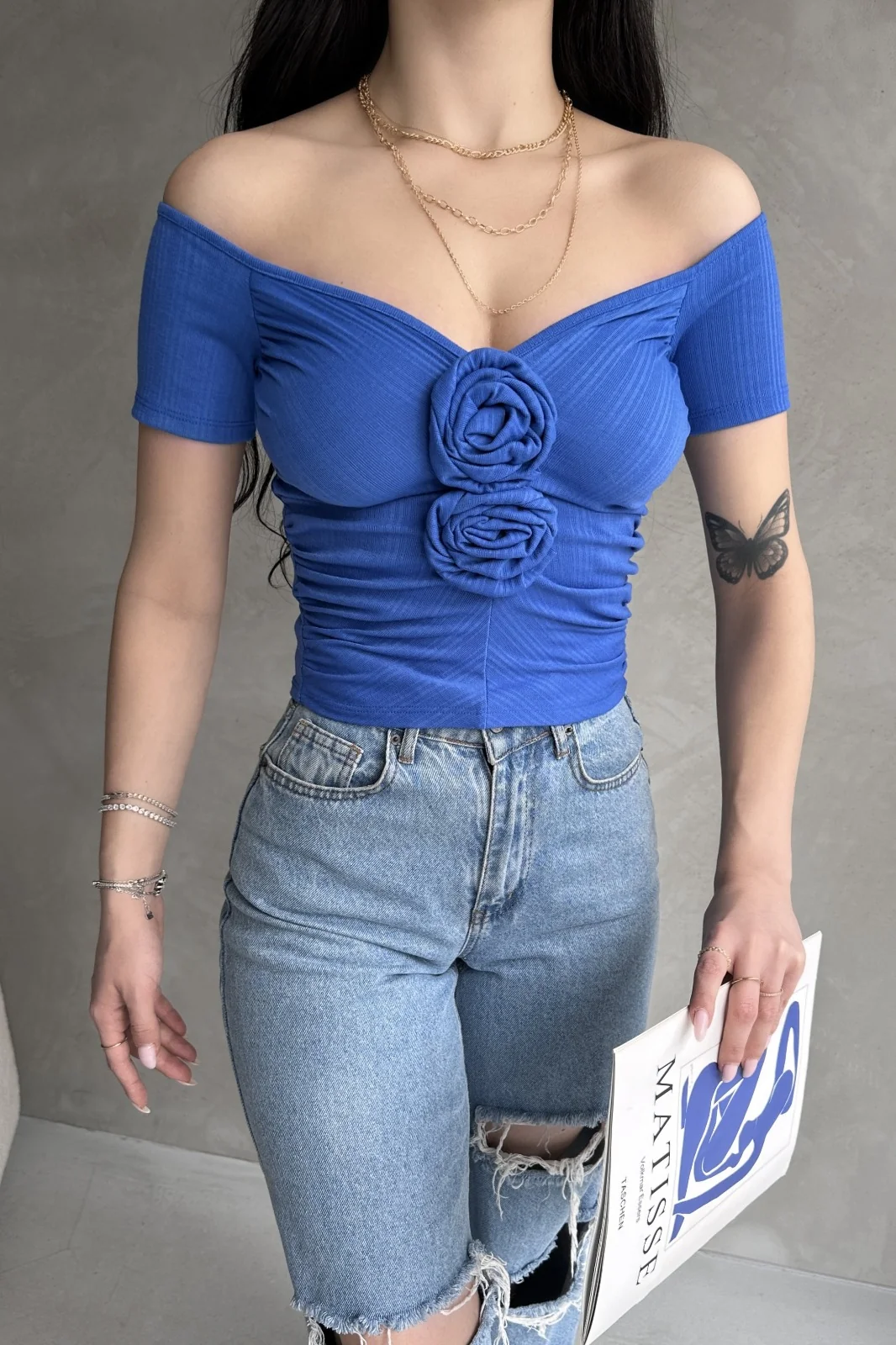 Nido Kayık Yaka Gül Detaylı Crop Bluz Saks Mavi