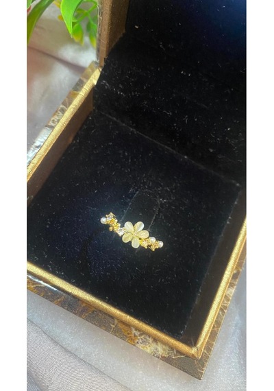 Minimal Papatya Detaylı Pirinç İncili Zirkon Taşlı Tasarım Gold Çelik Ayarlamalı Gold - Gümüş