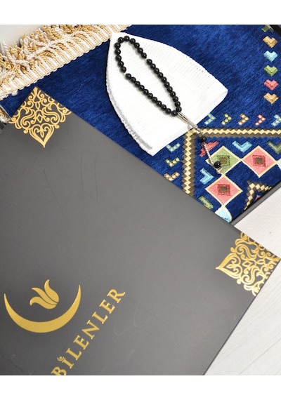 Erkekler İçin Seccade Takke Tesbih Hediyelik Seti Kilim Desenli Kadife Astarlı Seccade, 33 Lü Erkek Tesbihi, Takke Ve Özel Kutu Lacivert Erkekler İçin Seccade Takke Tesbih Hediyelik Seti Kilim Desenli Kadife Astarlı Seccade, 33 Lü Erkek Tesbihi, Takke Ve Özel Kutu Lacivert