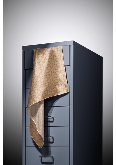 Vissona %100 Twill İpek Monogram Desenli Bej Renkli 90x90 Eşarp Dikim Şekli : El Dikişi Çok Renkli