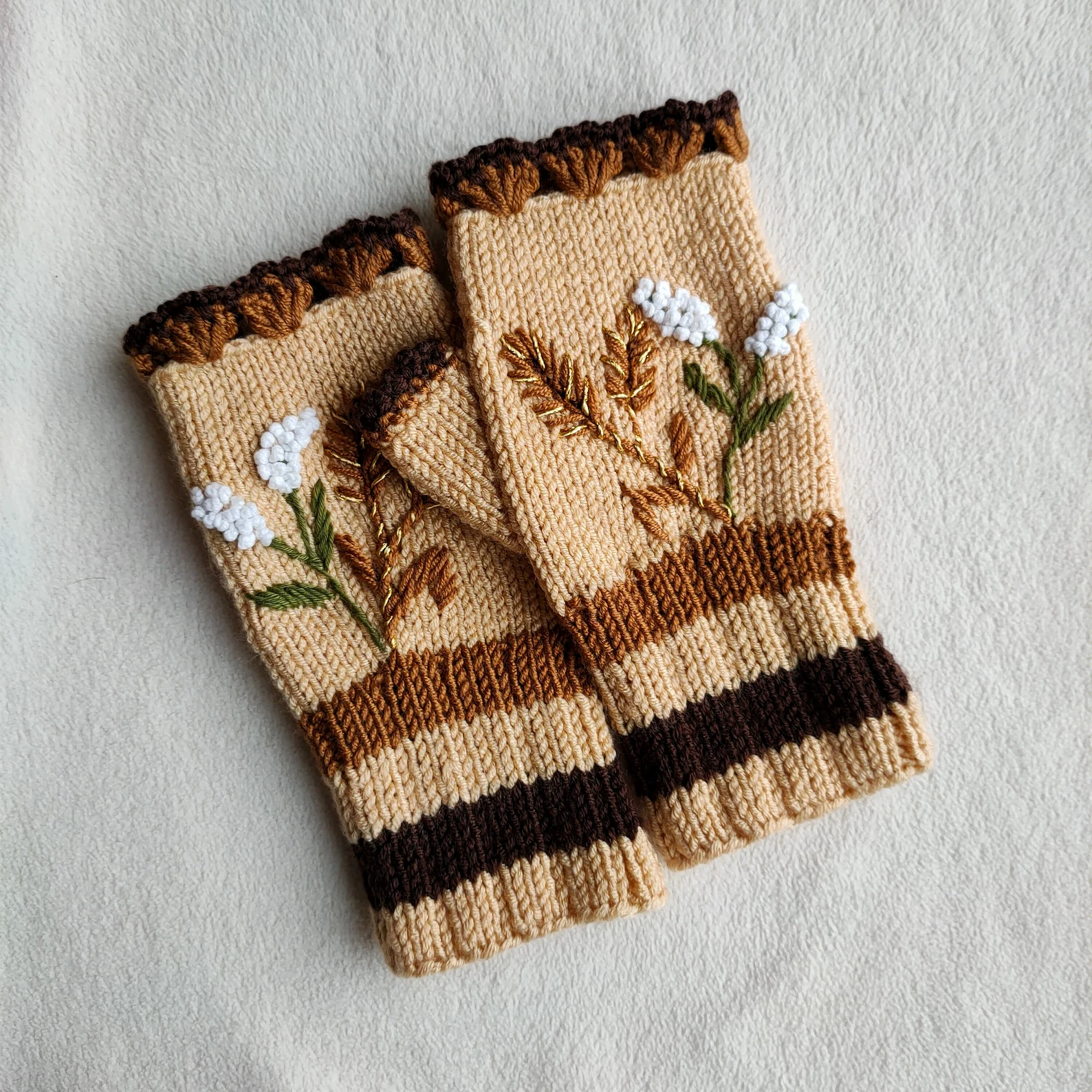 Newdaycraft El Örgüsü Vintage Ilhamli Cicek Ve Basak Nakisli Parmaksiz Eldiven Bej - Krem Newdaycraft El Örgüsü Vintage Ilhamli Cicek Ve Basak Nakisli Parmaksiz Eldiven Bej - Krem