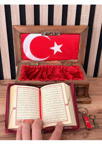 Ceviz El İşlemeli Kur An-ı Kerim Sandığı Türk Bayraklı Kur An-ı Kerim Ve Metal Anahtarlık