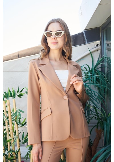 Kadın Yakalı Cep Kapaklı Tek Düğme Hafif Lirkalı Kumaş Blazer Ofis Ceket Pantolon Kodu Jument 40082 -camel CAMEL Kadın Yakalı Cep Kapaklı Tek Düğme Hafif Lirkalı Kumaş Blazer Ofis Ceket Pantolon Kodu Jument 40082 -camel CAMEL