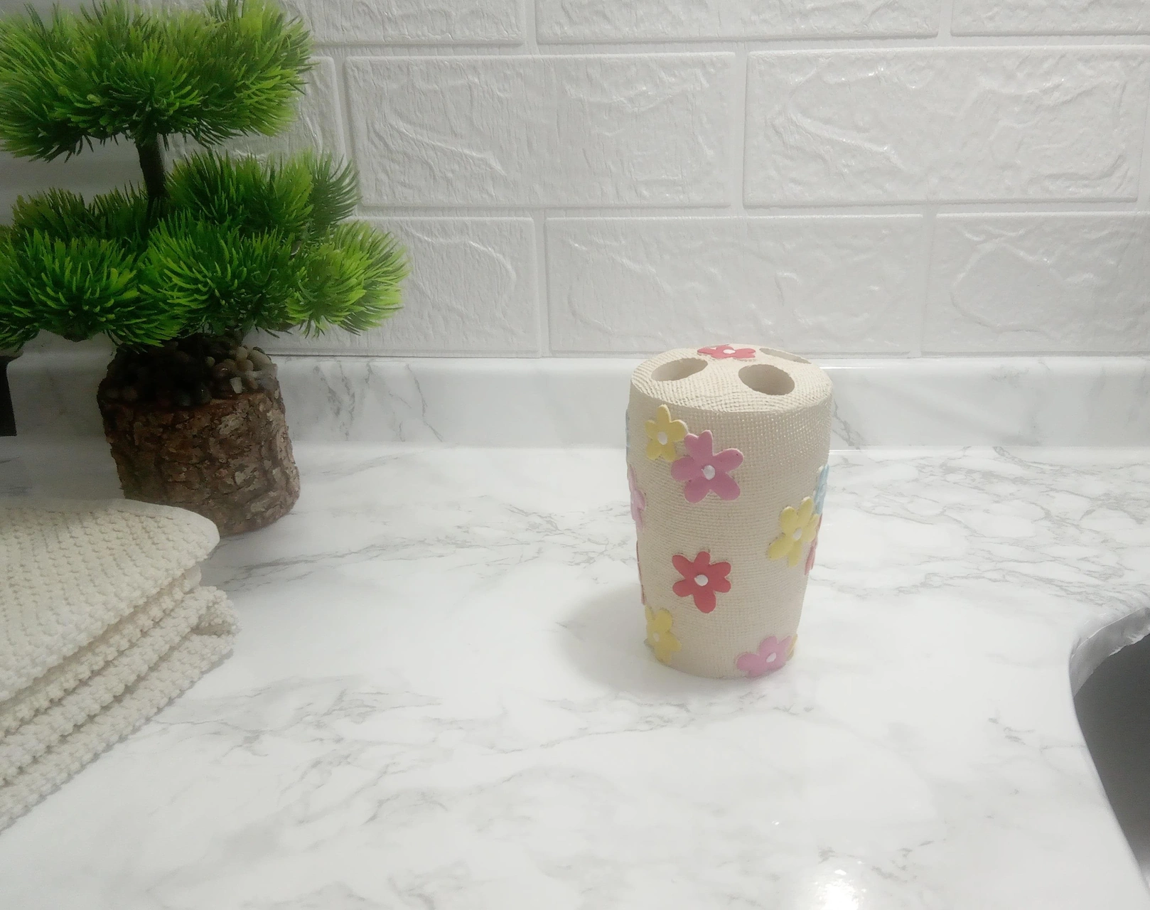 2 Adet Diş Fırçalık Renkli Papatyalı Poliresin 5x5x11cm Banyo Seti Çok Renkli