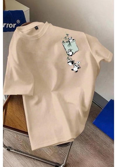 Bambu Panda Grafikli Cep Detaylı Kısa Kollu Oversize Unisex Bisiklet Yaka Tişört Taş Rengi Bambu Panda Grafikli Cep Detaylı Kısa Kollu Oversize Unisex Bisiklet Yaka Tişört Taş Rengi