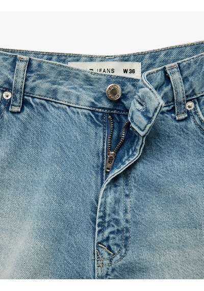 Koton Taş Detaylı Pamuklu Rahat Kalıp Mini Denim Şort Açık İndigo 6sal40235md