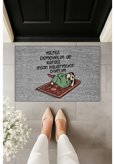 Rugmood Modern Dijital Baskı Paspas - Yanlız Demeyelim De Kafası Kaldırmıyor - Kapı Önü Paspası Gri