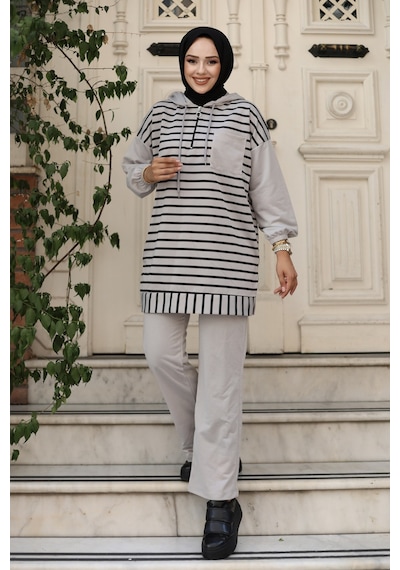 Genel Markalar Moda Efsa Tesettür Giyim Kapüşonlu Ve Önü Yarım Fermuarlı Çizgili 2 İplik Pantalon İle Tunik Takım Gri Gri Genel Markalar Moda Efsa Tesettür Giyim Kapüşonlu Ve Önü Yarım Fermuarlı Çizgili 2 İplik Pantalon İle Tunik Takım Gri Gri