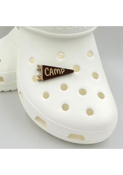 Crocs Terlik Süsü Ve Aksesuarı , Çanta Süsü Jibbitz 3d Camp Yazılı Üçgen Bayrak 04 Görsel Logo Aksesuar Kahve-vizon