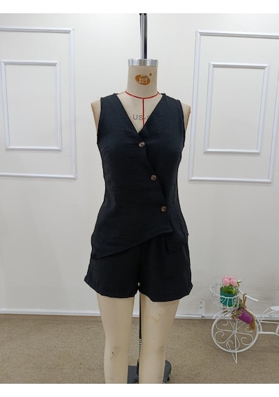 Buğrahayalin Kadın Askılı Önü Düğmeli Asimetrik Detaylı Bluz Ve Astarlı Short Ikili Takım Siyah Buğrahayalin Kadın Askılı Önü Düğmeli Asimetrik Detaylı Bluz Ve Astarlı Short Ikili Takım Siyah