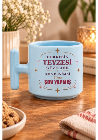 Herkesin Teyzesi Güzeldir Ama Benimki Biraz Şov Yapmış Baskılı T Kupa Pastel Mavi