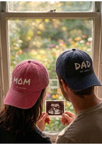 Emybox Mom Dad Çift Şapka - Yıkamalı Eskitme Kumaş Ayarlanabilir Ölçü Tokalı Baskılı Hatıra Şapkası Est2024 Pembe - Lacivert