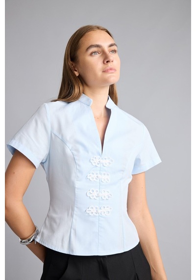 Defacto %100 Pamuk Fitted Hakim Yaka Çiçek Aplikeli Kısa Kollu Poplin Bluz I7460ax26hsbe250 Mavi-be250