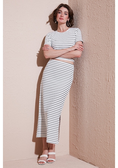 Lela Çizgili Slim Fit Bisiklet Yaka Yırtmaçlı Midi Boy Etekli Crop Bayan Takım 5866132 Beyaz-Siyah