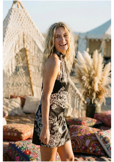 Fashion Cocktail Yaz Akşamı Paisley Şal Desenli Otantik Etnik Kontrast Mini Saten Sırt Dekolte Kokteyl Gece Elbisesi Siyah Fashion Cocktail Yaz Akşamı Paisley Şal Desenli Otantik Etnik Kontrast Mini Saten Sırt Dekolte Kokteyl Gece Elbisesi Siyah