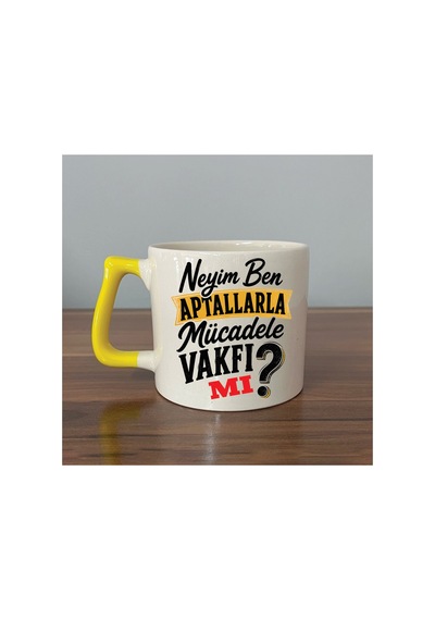 Neyim Ben Aptallarla Mücadele Vakfı Mı Baskılı Siyah Kulplu Prime Kupa - Komik Hediye Bardak Fincan Prime Kupa - Sarı Kulp