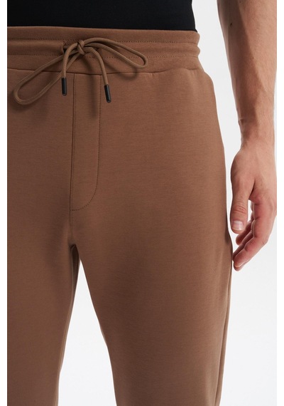 AR-MA Arma Erkek Slim Fit Basic Interlok Dar Paça Eşofman Altı Arka Ve Ön Cepler Gizli Fermuarlı %80 Pamuk %14 Polyester %6 Elastane K30174998802 Açık Kahverengi