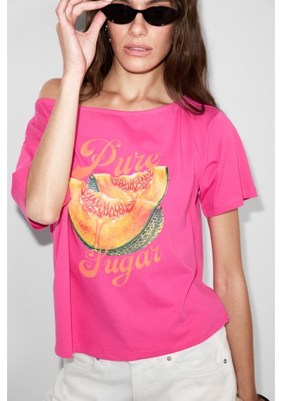 Grımelange Qaly Kadın Kayık Yaka Tek Omuz Kısa Kol Ön Ve Arka Baskı Detaylı Relaxed Pembe T-shirt Grımelange Qaly Kadın Kayık Yaka Tek Omuz Kısa Kol Ön Ve Arka Baskı Detaylı Relaxed Pembe T-shirt