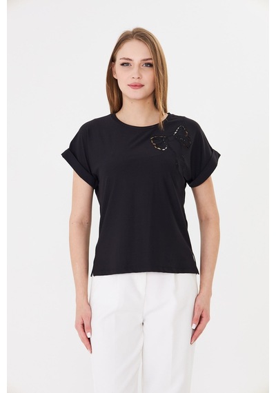 Sortie Collection Göğsü Fiyonk Nakışlı Yırtmaçlı Modal Basic Tişört Siyah