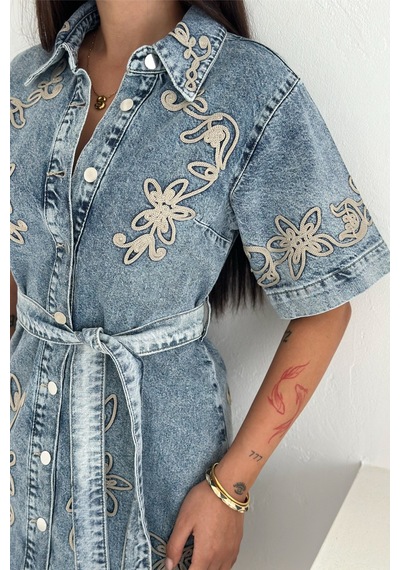 Femelle Kadın Nakışlı Denim Mini Elbise - Kemerli, Düğmeli, Kısa Kollu Jean Elbise Mavi
