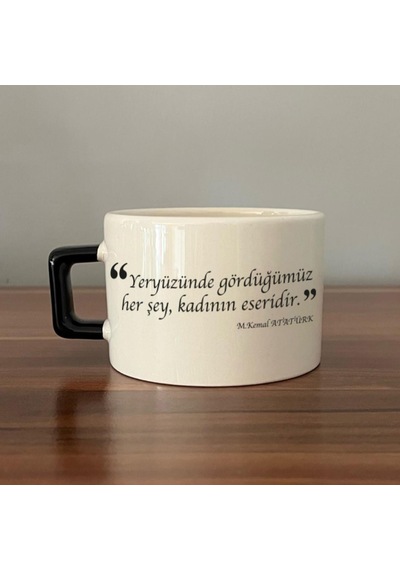 Yeryüzünde Gördüğümüz Her Şey, Kadının Eseridir Baskılı Siyah Kulplu C Fincan