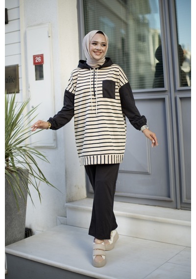 Hira Life Fashion Moda Efsa Tesettür Giyim Kapüşonlu Ve Önü Yarım Fermuarlı Çizgili 2 İplik Pantalon İle Tunik Takım Siyah Siyah Hira Life Fashion Moda Efsa Tesettür Giyim Kapüşonlu Ve Önü Yarım Fermuarlı Çizgili 2 İplik Pantalon İle Tunik Takım Siyah Siyah