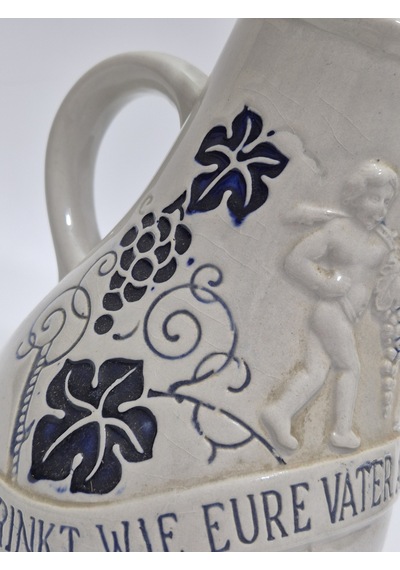 Vintage Kabartma Motifli Taş Seramik Şarap Sürahisi 20cm