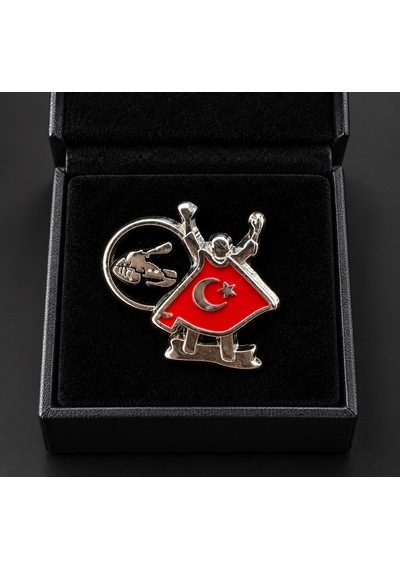 Türk Bayrak Detaylı Sporcu Figürlü Metal Yaka Rozeti Milli Takım Temalı Aksesuar Gri