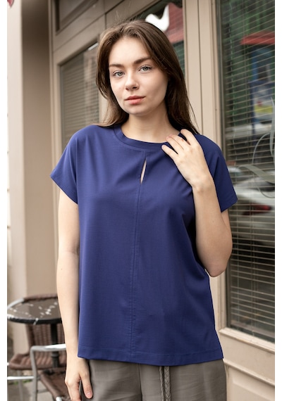 Kadın İpeksi Yumuşak Kumaş Geniş Sıfır Yaka Önü Pencereli Yanları Yırtmaçlı Tshirt Bluz-indigo İndigo Kadın İpeksi Yumuşak Kumaş Geniş Sıfır Yaka Önü Pencereli Yanları Yırtmaçlı Tshirt Bluz-indigo İndigo