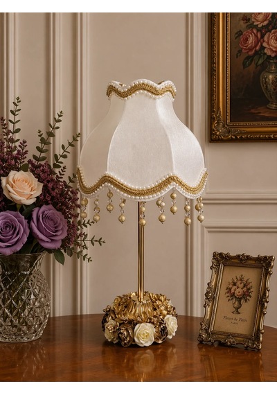 Ekru Kadife Kaplı Çiçek Dekorlu Gold Şeritli Başlık Çiçekli Gold Metal Ayaklı Klasik Abajur 50x25cm