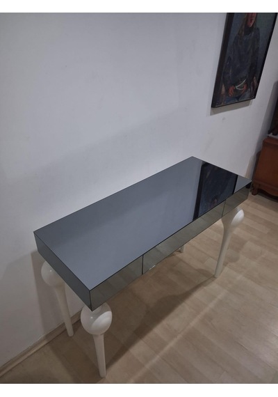 Dresuar 90624 Tombul Model Kayın Beyaz Renk Ayak Siyah Füme Ayna Kaplı El Yapım Beyaz