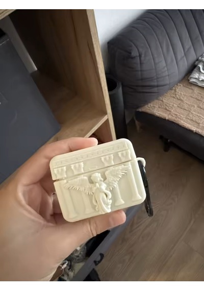 Apple Uyumlu AirPods Pro 3 2025 Kulaklık Melek Figürlü Silikon Kılıf + Kanca Krem