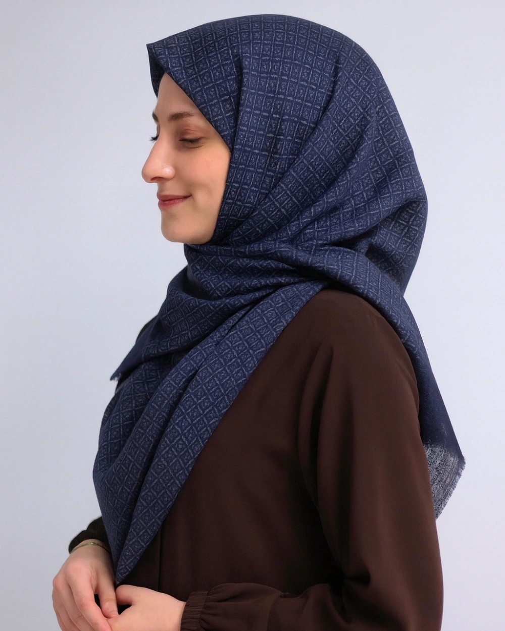 Bilenler Desenli Denim Eşarp 95x95 Cm, Kaymaz, Dört Mevsim Kullanıma Uygun Lacivert