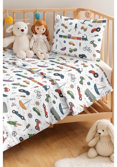 Evimde Bambaşka Araba Ve Taşıtlar Desenli Erkek Çocuk Pike Takımı - Renkli Bebek Odası Yatak Örtüsü - 160x220 CM Evimde Bambaşka Araba Ve Taşıtlar Desenli Erkek Çocuk Pike Takımı - Renkli Bebek Odası Yatak Örtüsü - 160x220 CM