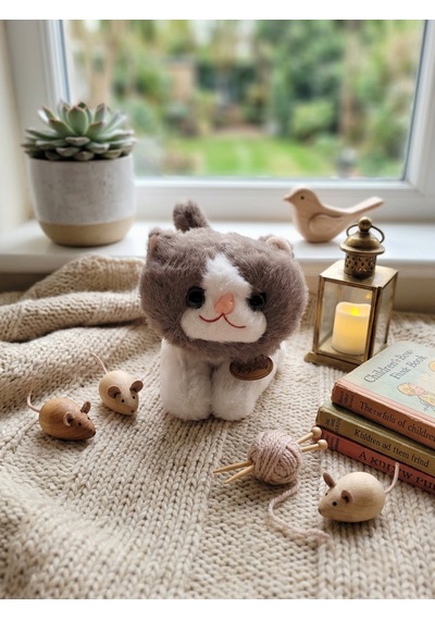 Peluş Yatan Kahverengi Kedi Sesli 25 Cm Kahverengi-beyaz