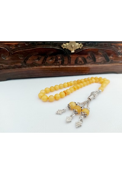 Damla Kehribar Dört Parmak Küre Kesim Gümüş Püsküllü Tesbih... Damla Gr : 6,3 Gümüş Gr : 3,8 Ölçü : 6,5 X 6,5 Koyu Sarı Damla Kehribar Dört Parmak Küre Kesim Gümüş Püsküllü Tesbih... Damla Gr : 6,3 Gümüş Gr : 3,8 Ölçü : 6,5 X 6,5 Koyu Sarı