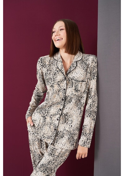 Pjs 26021 Kadın Önden Düğmeli Patlı Leopar Desenli Uzun Kollu Pijama Takım Siyah Pjs 26021 Kadın Önden Düğmeli Patlı Leopar Desenli Uzun Kollu Pijama Takım Siyah