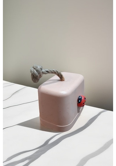 Beton Stoper Dekoratif Uğur Böcekli Beton Kapı Stoperi Kapı Önü Ağırlık Kapı Tamponu Kahverengi