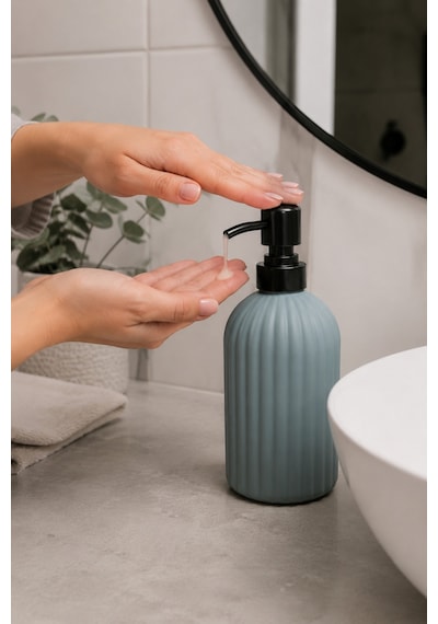 Vovy Çizgili Cam Sabunluk 500 Ml Siyah Pompalı Modern Sıvı Sabun Ve Deterjan Dispenseri - 18,5 Cm X 7 Cm Füme