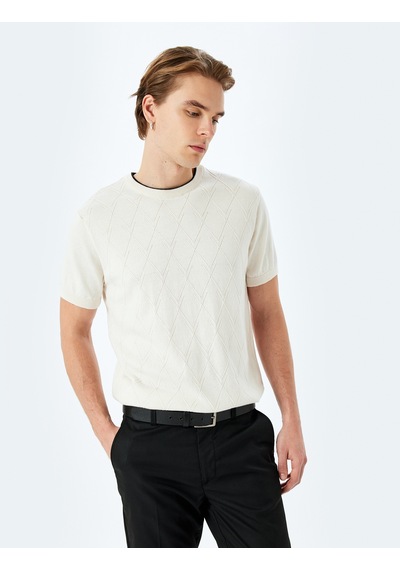Koton Regular Fit Geometrik Dokulu Kısa Kollu Pamuklu Triko Tişört Ekru 5sam70010ht Ekru
