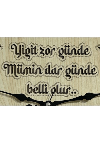 Ahşap Desen Duvar Saati - Yiğit Zor Günde Mümin Dar Günde Belli Olur - Epoksi Reçine Kaplamalı - 40 Cm Ahşap