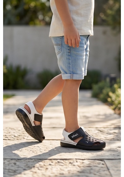 Breezewalk Hafif Ve Esnek Tabanlı Delikli Erkek Çocuk Siyah Beyaz Sandalet - Cırt Cırtlı Arka Ba... Breezewalk Hafif Ve Esnek Tabanlı Delikli Erkek Çocuk Siyah Beyaz Sandalet - Cırt Cırtlı Arka Ba...