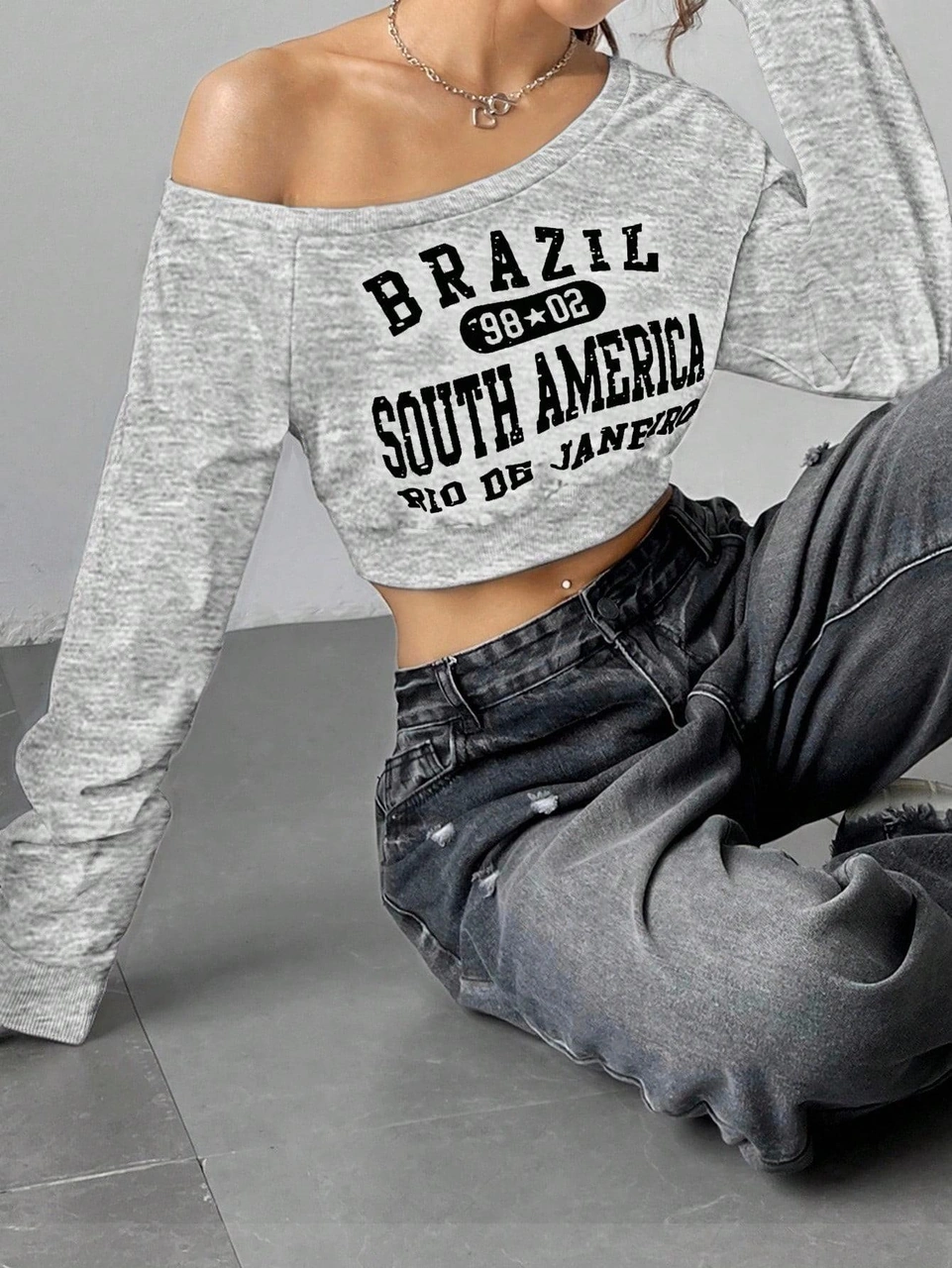 Afri Kadın Gri Brazil South America Baskılı Omzu Açık Crop Sweatshirt Gri