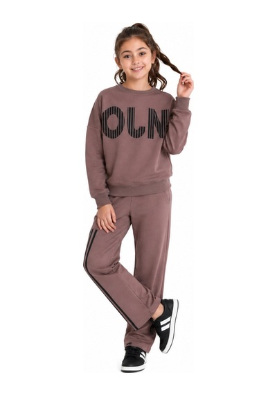 İrem Çocuk Giyim Kız Çocuk Enjoy Yazı Desenli Şerit Detaylı Geniş Paça Model Kahverengi Renk Eşofman Takımı Kahverengi İrem Çocuk Giyim Kız Çocuk Enjoy Yazı Desenli Şerit Detaylı Geniş Paça Model Kahverengi Renk Eşofman Takımı Kahverengi